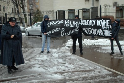 милиционер снимает перчатку, чтобы защититься от левитации