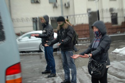 на фотографии машина отрывается от земли, размытость вызвана колебаниями эфира